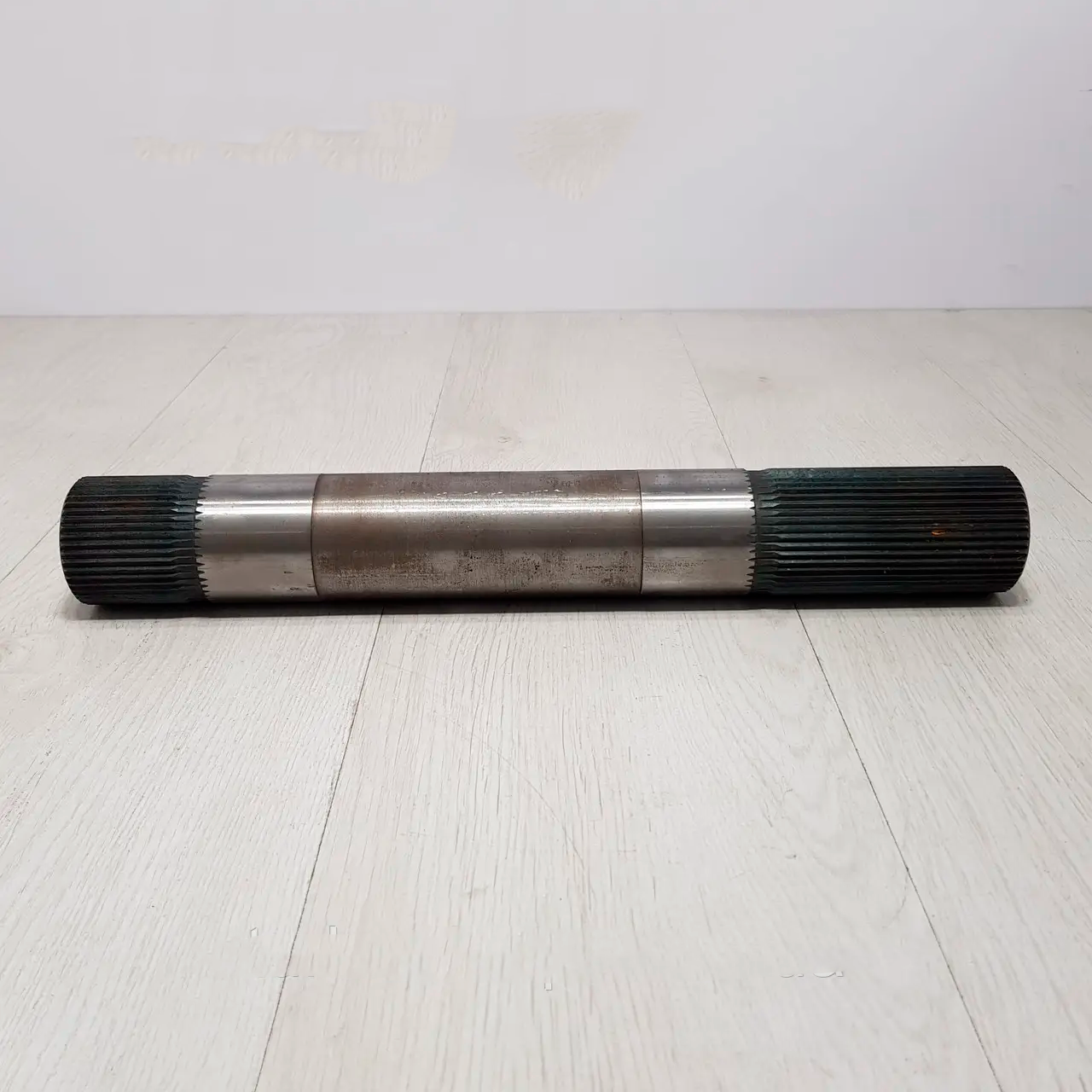 Вал поворотний механізм задньої навіски трактора (нового зразка) ЮМЗ 40-4605018-А1